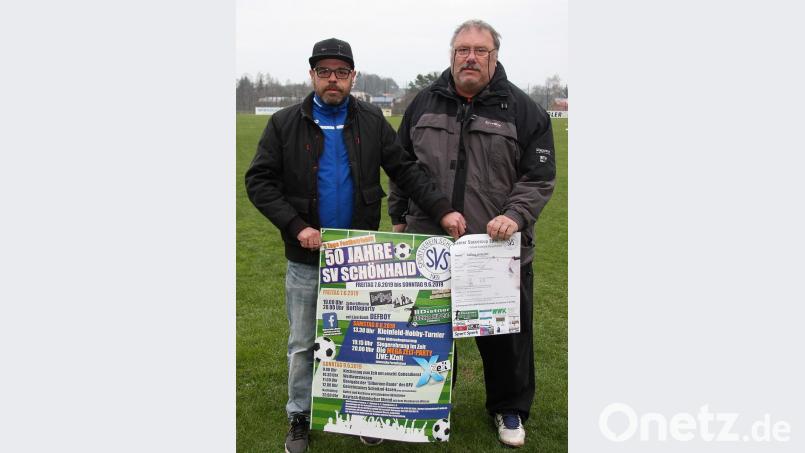 SV-Vorsitzender Herbert Schaumberger und Spielleiter Peter Fröhlich (von rechts) informierten über das Festprogramm. Bild: wro