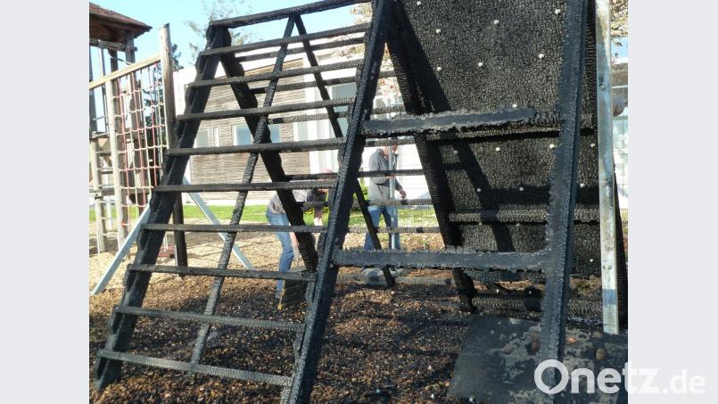 Komplett verkohlt ist das Spiel- und Klettergerät auf dem Schulhof der Windischeschenbacher Schule. Bild: wrt