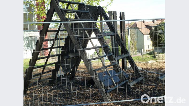 Komplett verkohlt ist das Spiel- und Klettergerät auf dem Schulhof der Windischeschenbacher Schule. Bild: wrt