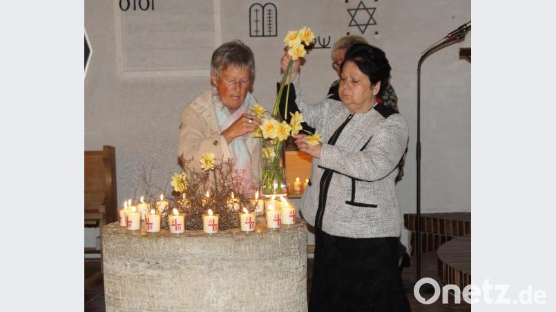 Mitglieder des Familienchors schmückten den mit Dornen bedeckten Taufstein mit Kerzen und Osterglocken, um die Auferstehung zu symbolisieren. Bild: weu