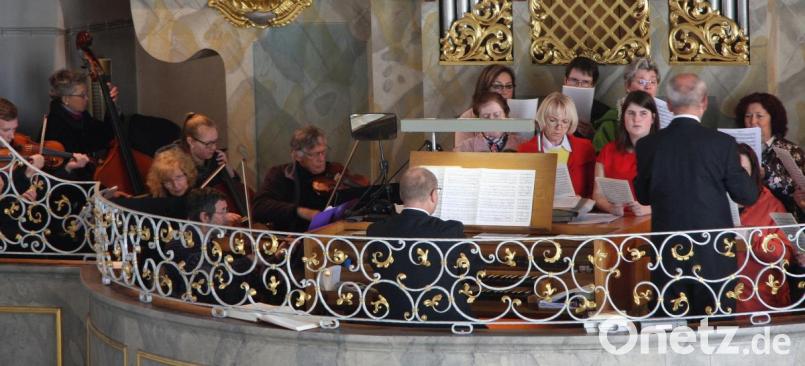 Ostersonntag in der Wallfahrtskirche Fuchsmühl mit dem Salonorchester Neustadt, Organist Hubert Köhler und dem Kirchenchor unter der Gesamtleitung von Werner Fritsch. Bild: wro