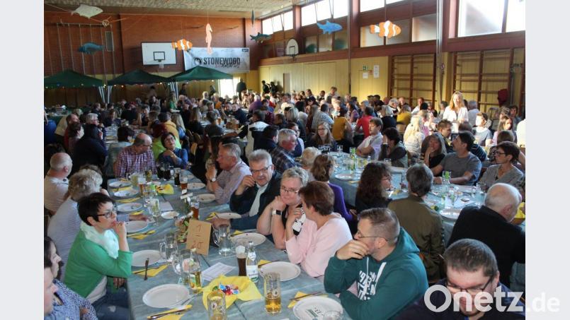 Bis Restlos gefüllt ist die Schulturnhalle beim Fischessen des Fischerclubs am Karfreitag. Bild: soj
