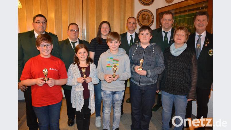Ausgezeichnet hat „Tell“ Hundsbach die Sieger des diesjährigen Preis- und Königsschießens. Im Bild (vorne, von links) Stephania Schmid, Sydney-Charlotte Schmid, Constantin Blessenberger, Till Scharnagl und Ulrike Kraus sowie (hinten, von links) Schützenmeister Bernhard Ernstberger, Uwe Friedrich, Franziska Kraus, Sportleiter Felix Wührl, Max Ernstberger und Gauschützenmeister Manfred Zölch. Bild: jr
