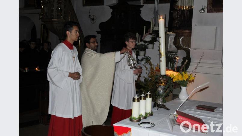 Pfarrer Pater Anish George segnet die Osterkerze. Bild: soj