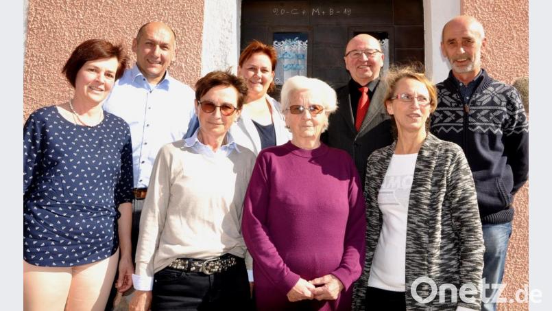 Mit ihren 90 Jahren ist Lene Eisenreich (vorne, Zweite von rechts), neben Tochter Ingrid (rechts von ihr) und Tochter Christa (links von ihr) und Sohn Otmar (hinten, rechts). Es gratulierten B ürgermeister Max Völkl, Sonja Schmid-Herdegen und Pfarrer Wilhelm Bauer (hintere Reihe, von links) und Charlotter Frey (vorne, links). Bild: es