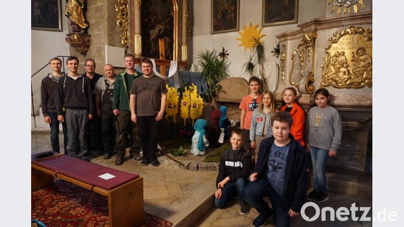 Die Firmlinge (rechts) und der „feste Kern“ des Ostergartens, Maximilian Melzner (von rechts, Lukas Häckl, Andreas Gallei, Klaus Scherer, Florian Frank und Markus Lehner (von links), sind stolz auf ihr Werk. Bild: kaz