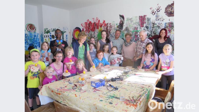 Hans Wöhrl (hinten, Zweiter von rechts) versteht es ausgezeichnet, die Mädchen und Buben beim Gestalten von Osterdeko zu motivieren. Bild: jzk