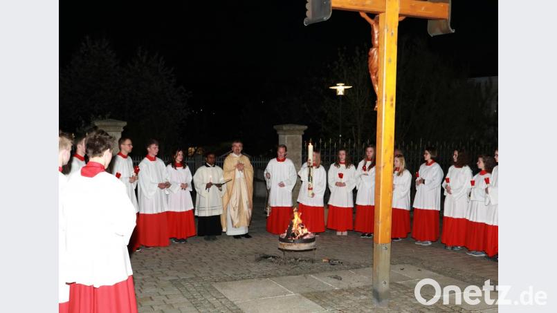 Auftakt des Gottesdienstes in der Osternacht ist die Lichtfeier vor der Kirche mit Pfarrer Martin Besold. Bild: njn