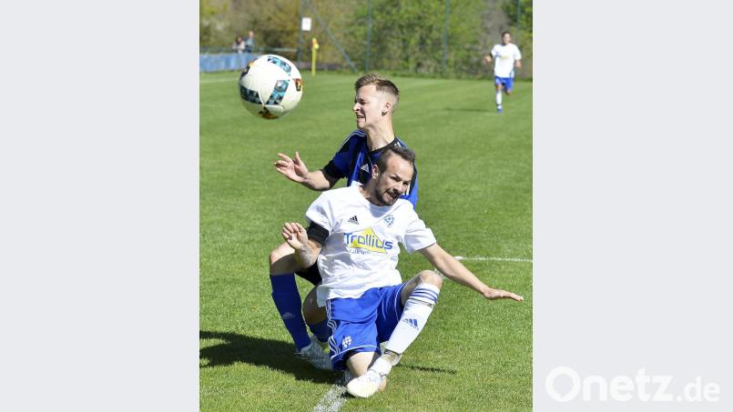 Ein Zweikampf zwischen dem Kastler Linksverteidiger Sebastian Fischer (vorne) und dem Raigeringer Moritz Ram (hinten). Bild: Ziegler