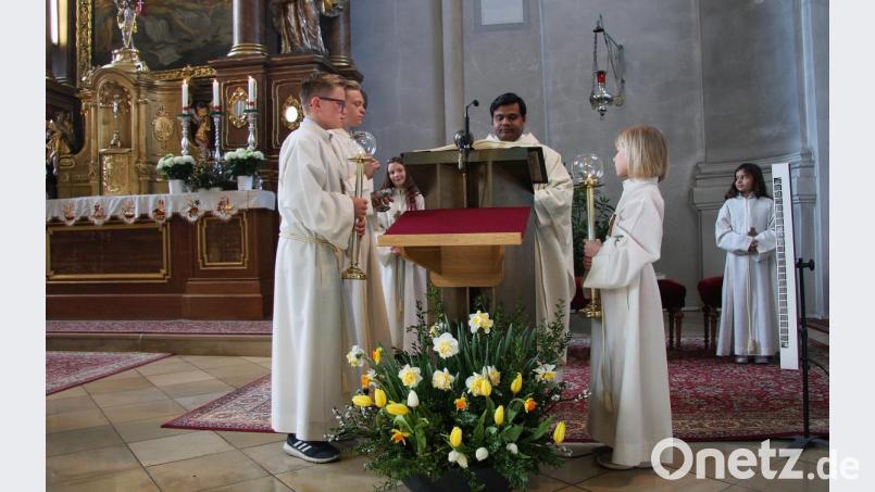 Den Gottesdienst am Ostersonntag zelebrierte Kaplan Pater Martin. Bild: wro