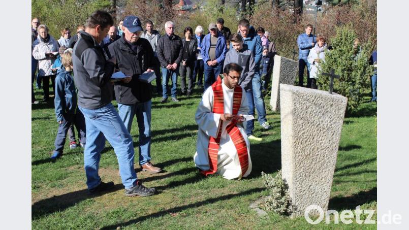 Bei herrlichen Frühlingstemperaturen kommen viele Gläubige am Karfreitag zum Kalvarienberg, um gemeinsam den Kreuzweg zu beten. Bild: soj