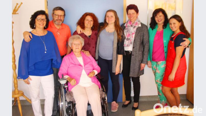 Auch Zweite. Bürgermeisterin Margit Reichl (Dritte von rechts) gratulierte Gertrud Mannhart zum 90. Geburtstag.. Bild: agr