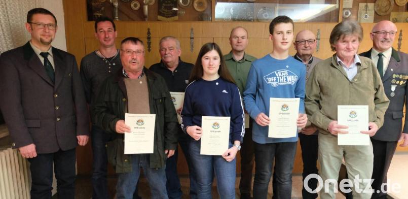 Erster Schützenmeister Franz Winter (rechts) und sein Stellvertreter Günther Bauriedl (links)
zeichneten verdiente Mitglieder mit Ehrenzeichen, Verdienstnadeln und Urkunden aus. Bild: ohr