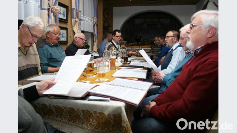 Mit Hingabe bei der Sache waren die motivierten Sänger. Temperamentvoll dirigierte Horst Straub (Bildmitte). Bild: roh