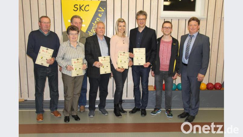Zweiter Bürgermeister Andreas Altmann (rechts) gratulierte den Geehrten: Im Bild von links Andreas Flierl, Paul Werner, Mathilde Zitzmann, Werner Zitzmann, Regine Zinger, Gerhard Müller und Tobias Braun. Bild: ral