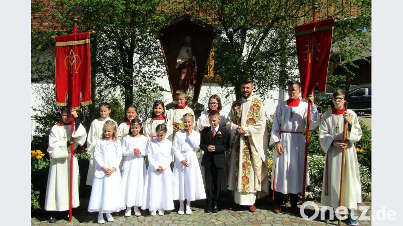 Ihre Kommunion feiern (im Vordergrund, von links) Sylvie Kormann, Katharina Herzing, Edith Baier, Emma Dimler und Kilian Diertl mit Pater Tomasz Rostek CR. Bild: sck