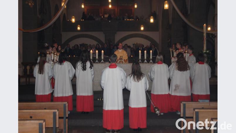 Kerzen tauchen die Kirche Sankt Josef zu Beginn der Osternacht in funkelndes Licht. Bild: sns