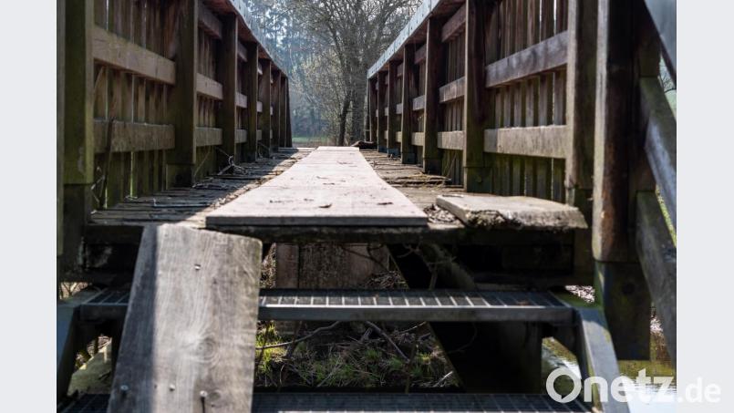Die marode Radfahrer-Brücke über die Fichtelnaab bei Trautenberg wird noch in diesem Frühjahr/Sommer erneuert. Auch der Fichtelnaab-Radweg, der von hier zur KTB weiter verläuft, wird gleichzeitig ausgebaut. Für die Zeit der Bauarbeiten wird eine Ausweichroute des Radwegs ausgeschildert. Bild: pml