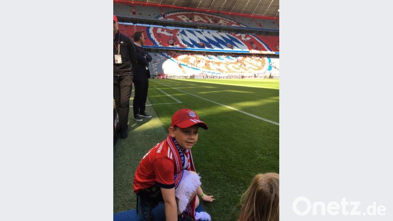 Oliver testet den Rasen in der Allianz-Arena. Bild: exb/Eva Hofmann
