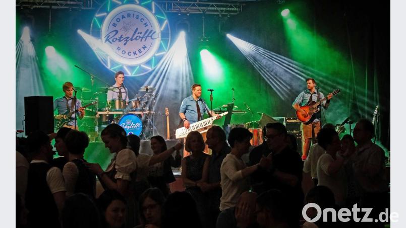 Kaum greifen die Musiker in die Tasten, geht auf der Tanzfläche die Post ab. Die „Rotzlöffl“-Party war auch in der elften Auflage ein Erfolg. Bild: twi