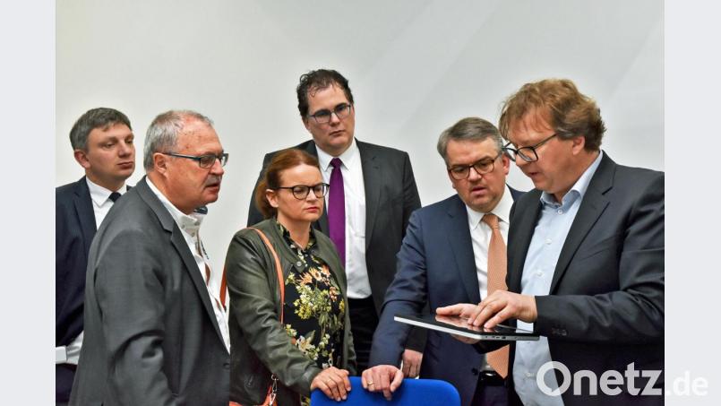 Günther Irlbacher (rechts) führte im Vorfeld der IHK-Gremiumssitzung die Mitglieder rund um IHK-Geschäftsstellenleiter Manuel Lischka (links) und Vorsitzenden Hubert Döpfer (daneben) durch das Familienunternehmen Irlbacher Blickpunkt Glas GmbH und präsentierte verschiedene Produktentwicklungen. Hier zeigt Irlbacher eine weltweite Innovation: ein Tablet für Blinde. Bild: exb