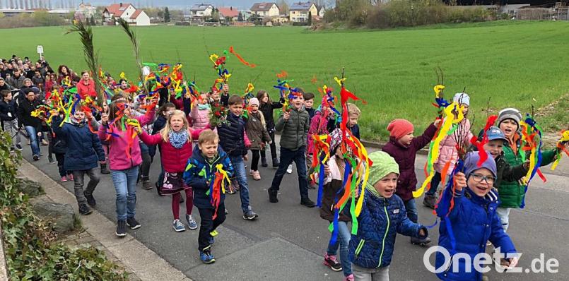 Der fröhliche Einzug der Kinder vom Kindergarten in die Kirche. Bild: zer
