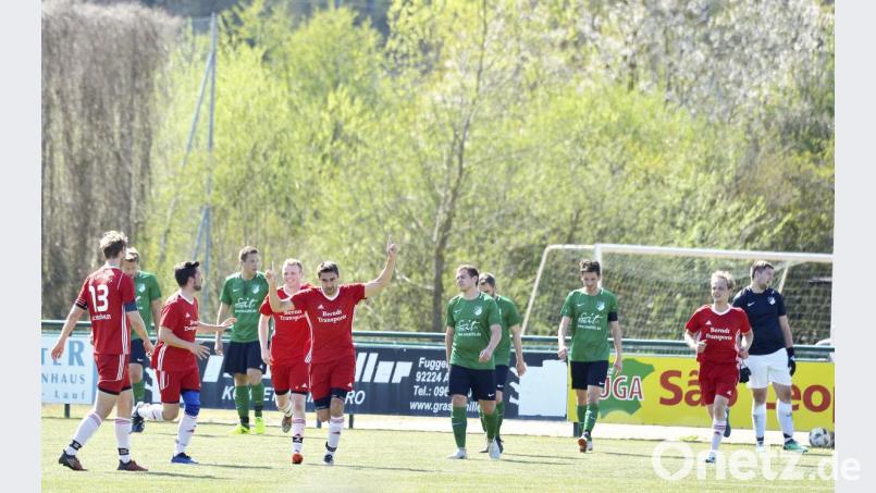 Während der Schmidmühlener Mittelstürmer Maximilian Spies (Mitte links) sein goldenes Tor in der 25. Spielminute bejubelt, blicken die Haselmühler Spieler enttäuscht zu Boden Bild: Ziegler