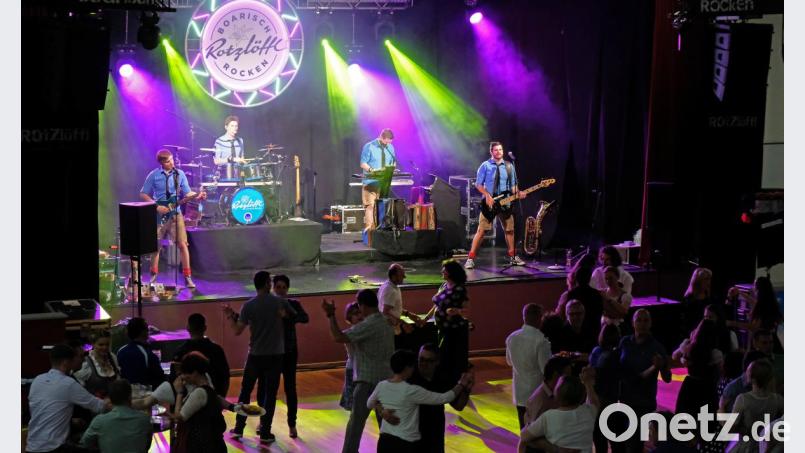 Von der ersten Minute an ist die riesige Tanzfläche in der Nordgauhalle gefüllt mit tanzfreudigen Gästen Bild: twi