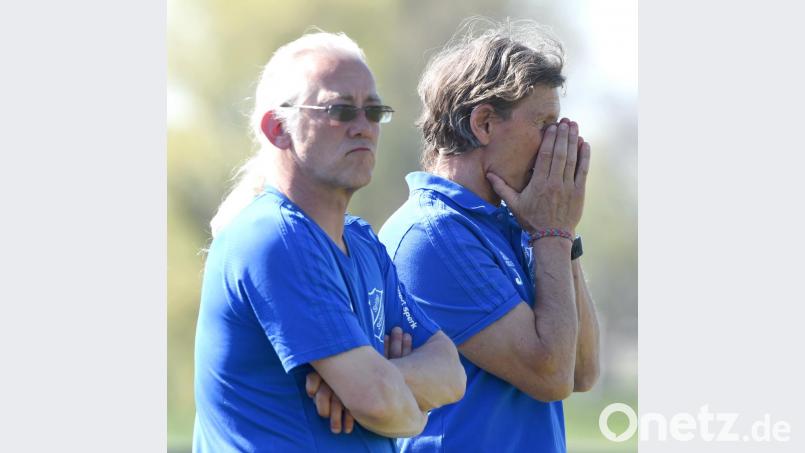 Coach Josef Dütsch (rechts) und Co-Trainer Peter Möhrle können die schwache Leistung ihrer Mannschaft nicht fassen: Die SpVgg Schirmitz leistete sich eine blamable 0:2-Niederlage gegen den deisgnierten Absteiger SV Sorghof. Bild: Büttner, Gerhard