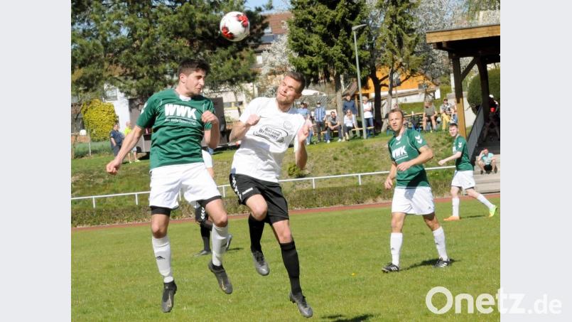 Luftkampf zwischen dem Wiesauer Stefan Ruß (links) und dem Arzberger Korbinian Lang: Die SpVgg Wiesau feierte gegen den Aufstiegsaspiranten einen überraschenden 3:0-Sieg. Bild: heh
