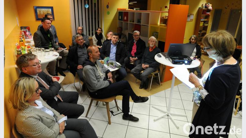 Im Besuchs-Café des Kinderschutzbundes hatte sich die CSU-Fraktion versammelt, um sich über die Arbeit, aber auch die finanziellen Sorgen des Kinderschutzbundes zu informieren, die die KSB-Vorsitzende Brigitte Breitfelder (rechts) ausführlich darlegte. Bild: gf