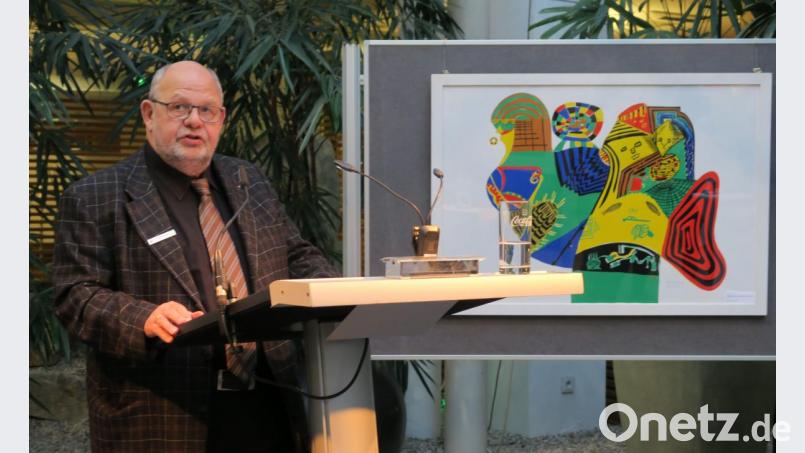 Stellvertretendes Vorstandsmitglied Peter Wild eröffnete die Ausstellung „Gratwanderung“ in der Sparkasse. Bild: Hirsch