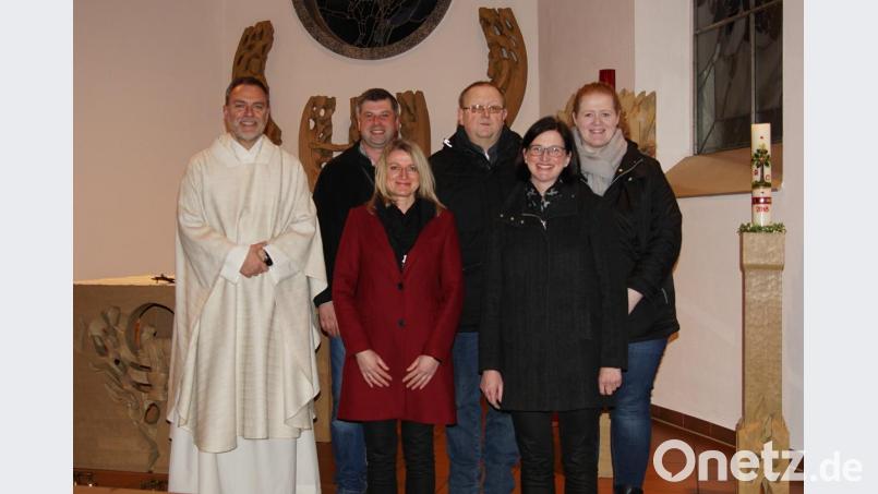 In Holzhammer gratulierte (von links) Pfarrer Josef Irlbacher Matthias Kick zu seiner erneuten Wahl zum Kirchenpfleger, Susanne Siegert, Monika Schlosser und Elisabeth Lindthaler stehen ihm wie bisher zur Seite. Nach 18 Jahren wurde Uli Plößl (Dritter von rechts) aus dem Gremium verabschiedet. Bild: ads