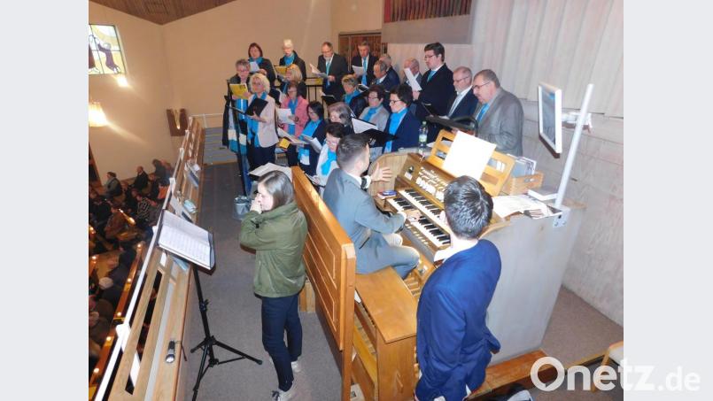 Der katholische Kirchenchor mit seinem neuen Leiter Lars Amann gestaltet die Liturgie der österliche Tage musikalisch, unterstützt von Gesangs- und Instrumentalsolisten Bild: hai