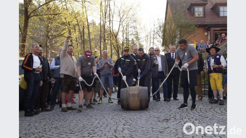 Bürgermeister Markus Ludwig (Dritter von links) gibt das Kommando zum Start. Bild: arw