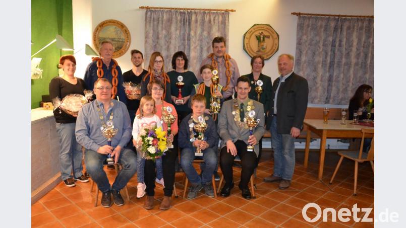 Die Schützenkönige, Schützenliesl, Pokalsieger und Vereinsmeister 2019 des Schützenvereins Loisbachtal Heumaden werden im Schützenhaus gekürt, geehrt und gefeiert. Bild: gi