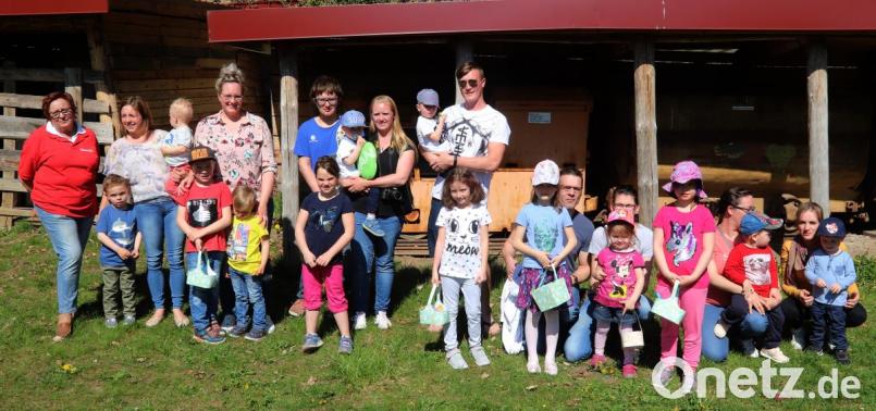 Die Osternester reichten nicht für alle Kinder der zweiten Gruppe. Aber der AKV-Vorstand fand eine schnelle Lösung. Bild: mfh