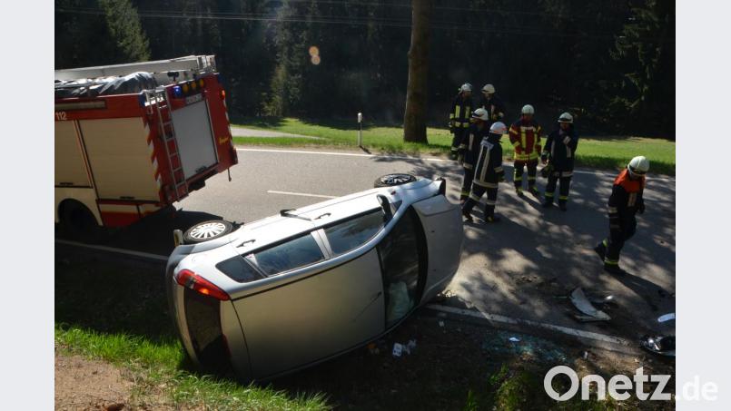 Das Fahrzeug blieb auf der rechten Seite liegen. Eine 28-jährige Vohenstraußerin verletzte sich bei diesem Unfall und wurde ins Klinikum Weiden verbracht. Bild: dob