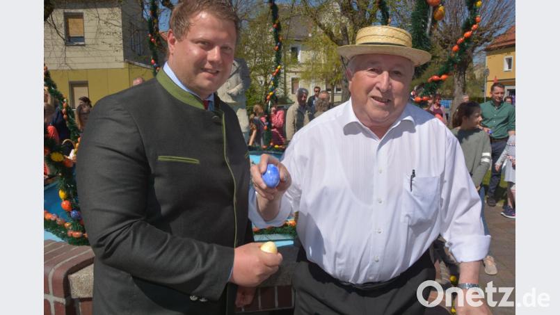 Willi Schneider (rechts) besiegte im Auftaktduell Zweiten Bürgermeister Stefan Grillmeier. Bild: jr