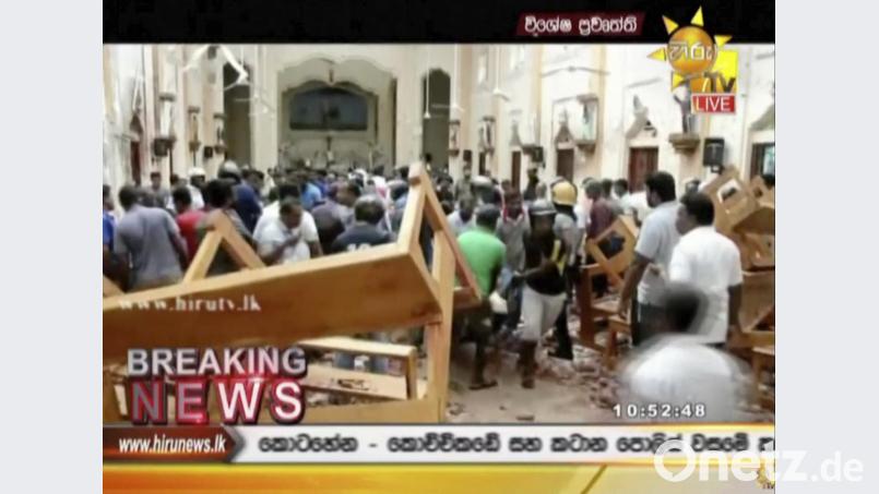 Dieses Standbild aus einem Video von Hiru TV zeigt Rettungskräfte, die nach einer Explosion Verletzte aus einer Kirche bringen. Bei Explosionen in Kirchen und Luxushotels in Sri Lanka sind mehrere Menschen getötet worden. Bild: Uncredited/Hiru TV/dpa