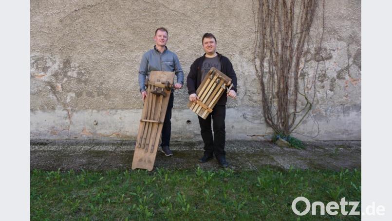 Florian Frank und Markus Lehner (von links) &quot;ratschen&quot; am Karfreitag vor der Stadtpfarrkirche Bild: kaz