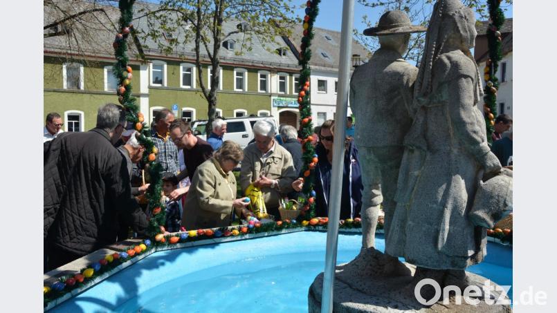 Seit Anfang der 70er-Jahre findet das „Oierhiartn“ am Stiftländer Heimatbrunnen statt. Bild: jr