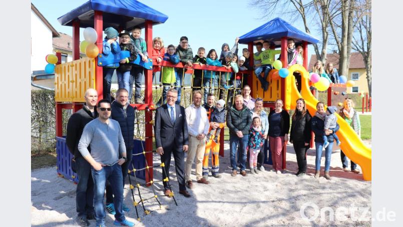 Das Bild zeigt Bürgermeister Franz Stahl (Vierter von links), Bauhofleiter Herbert Schertler (Siebter von links), Straßenbaumeister Michael Dörfler (Fünfter von links) und Bauhofmitarbeiter Peter Thomas (Sechster von links) im Kreis der Kinder und Eltern. Bild: Stadt Tirschenreuth