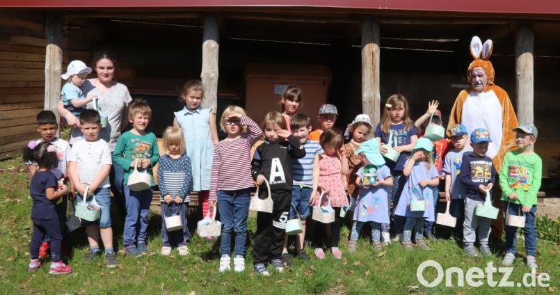 Gruppenweise suchten 31 Kinder auf Einladung der Arbeiterkameradschaft nach den Osternestern. Bild: mfh
