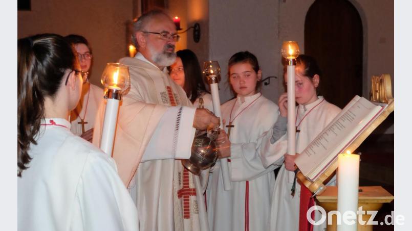 Nach dem Vortrag der Frohbotschaft nach Markus trug Pfarrer Heinrich Rosner das Evangeliar feierlich zum Ambo unter der Kanzel und beschwenkte es mit Weihrauch. Bild: ohr