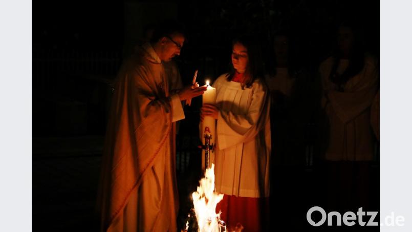 Auftakt des Gottesdienstes in der Osternacht ist die Lichtfeier vor der Kirche mit Pfarrer Martin Besold. Bild: njn