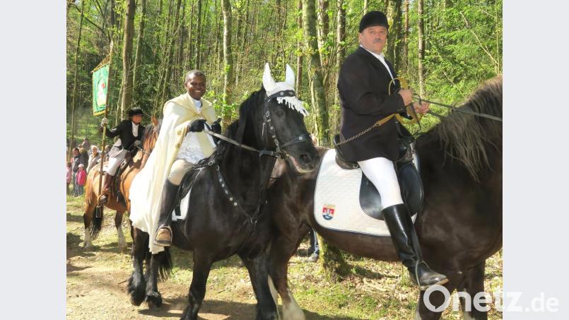 Kaplan Dr. John Oguche (links) und sein Begleiter Dieter Singer (rechts) führten den Osterritt von Nabburg zum "Brünnl" an. Bild: Hirsch