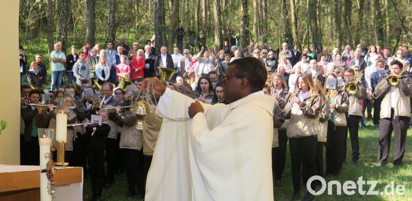 Die Musiker der Jugendblaskapelle spielten die "Schubert-Messe". Rund 500 Gläubige verteilten sich auf dem Gelände der Wallfahrtskirche. Bild: Hirsch
