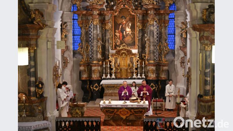 Regionaldekan Georg Flierl feiert einen festlichen Pfarrgottesdienst mit den Gläubigen in der Pfarrkirche Sankt Martin in Pullenreuth. Bild: twg