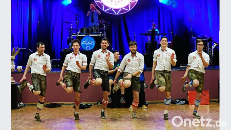 „Special Guest“ der Osterparty ist der „Neidaffer Plattlclub“. Seine Einlagen bekommen riesigen Applaus. Bild: twi